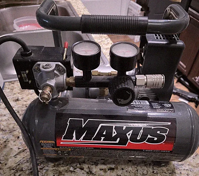 Maxus EX1001 1-Gallon Air Compressor portable, oil-free, hot dog-style unit EUC